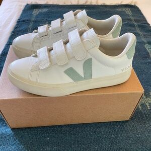 VEJA Recife White/Matcha Leather Sneakers ~ 7